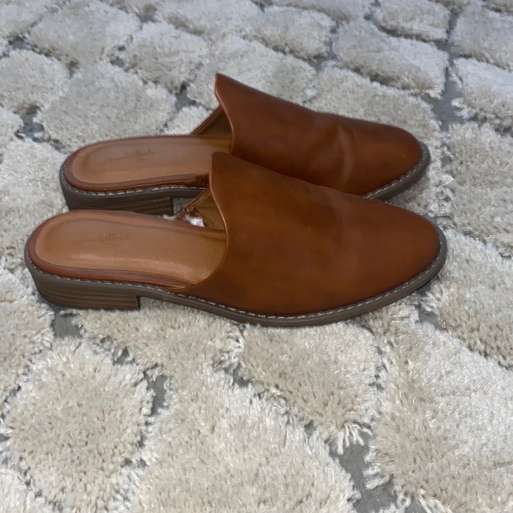 Universal Thread size 7 mules!! Worn once for 20 minutes